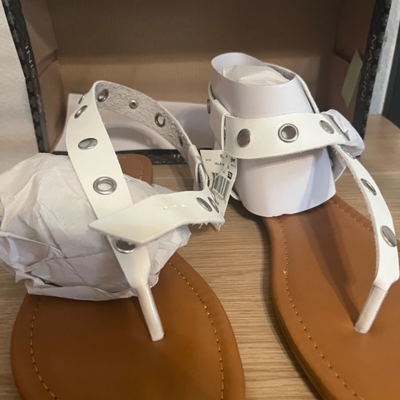White strappy sandal - Picture 3 of 3